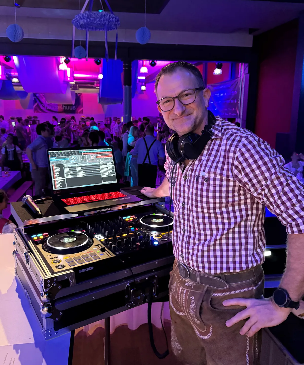 DJ Elk hier im Einsatz am Oktoberfest in Pfäffikon. Mann mit Lederhose